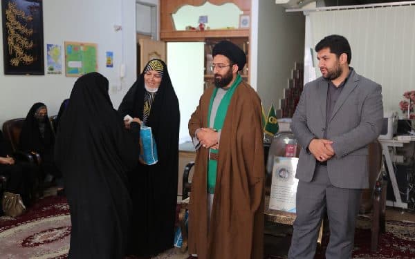 از نوجوانان دختر دفتر تئاتر مردمی بچه های مسجد روستایی امام قیس تقدیر شد
