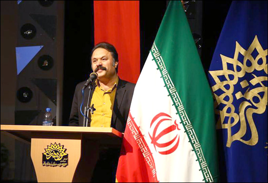 هنرمندان تئاتر، معلمان اخلاق جامعه باشند