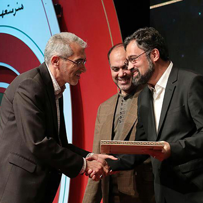 تجلیل از هنرمند عکاس استان چهارمحال و بختیاری در مراسم افتتاح هفته هنر انقلاب