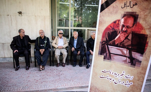 نمایش «رژه کور» به مرحوم صدرالدین شجره تقدیم شد