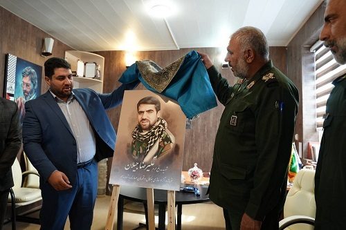 پرتره شهید مدافع حرم «علیرضاجیلان» در شهرکرد رونمایی شد